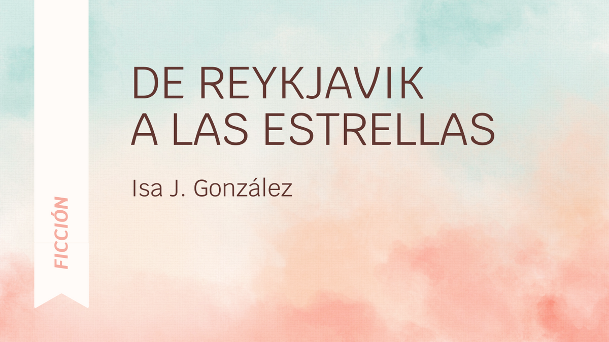 De Reykjavik a las estrellas, de Isa J. González. Letras sobre fondo de nubes en tonos salmón y aguamarina
